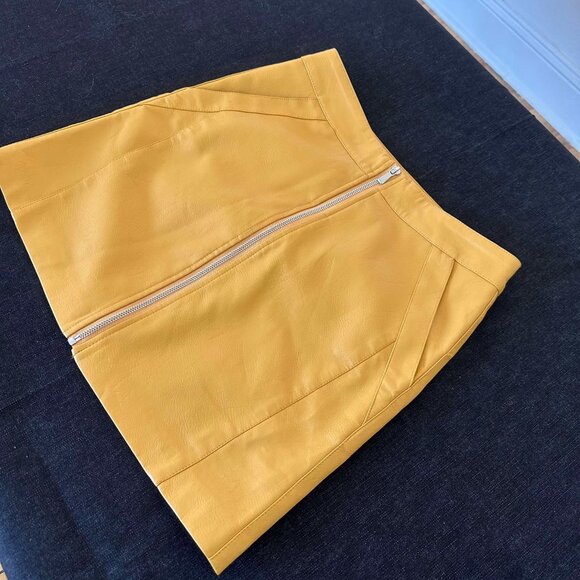 Yellow faux leather skirt. - Picture 7 of 9